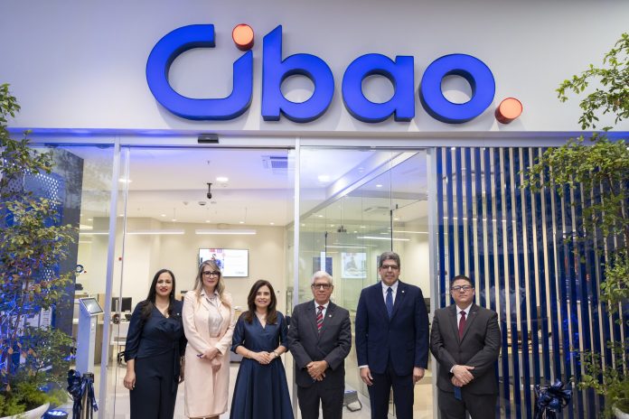 Ejecutivos de Asociación Cibao inaugurando su nueva sucursal en Puerto Plata.