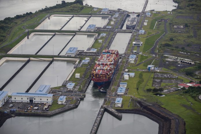 Canal de Panamá operado por los chinos.