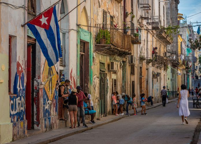La Habana, Cuba, con turistas y civiles caminando en sus calles.
