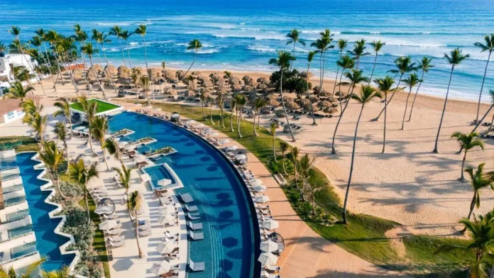 Strand, hotels en zee in het nieuwe geografische gebied van de vastgoedmarkt buiten Punta Cana.