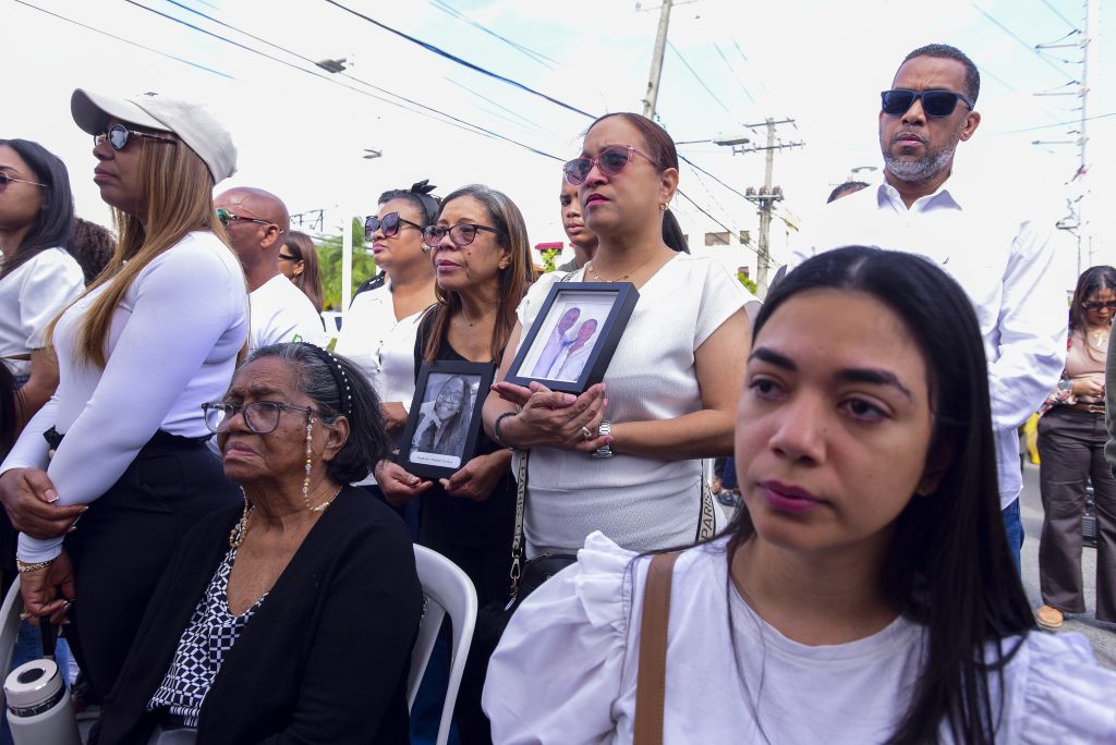 Familiares de víctimas del Jet Set orando en el lugar de los hechos.