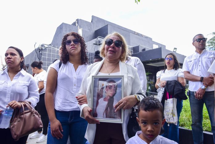 Familiares de víctimas del Jet Set orando en el lugar de los hechos.