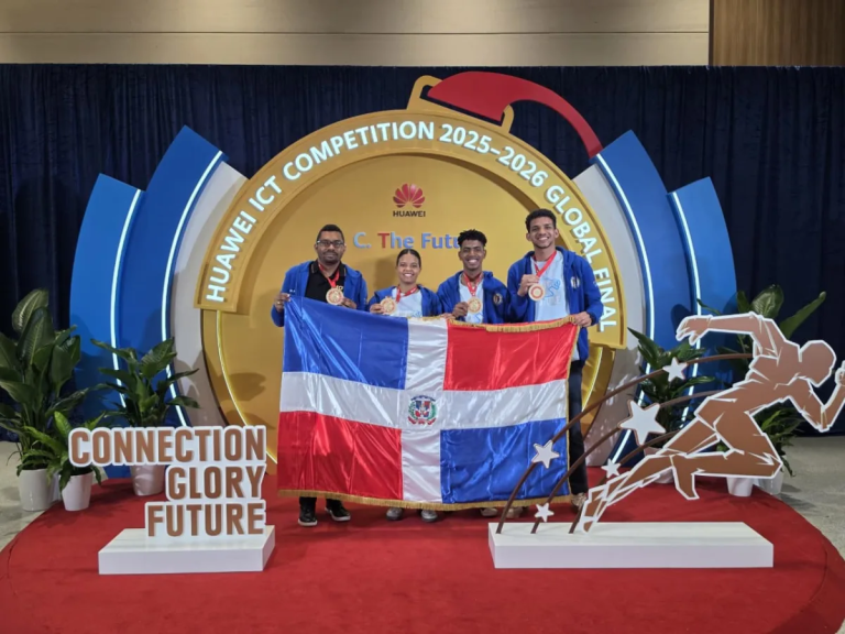 Gli studenti di ingegneria della PUCMM vincono il primo premio alla Huawei ICT World Competition in Cina