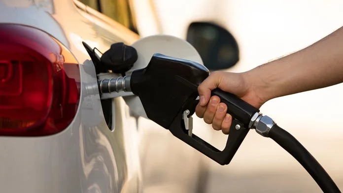 gobierno ha mantenido, en paralelo, el congelamiento del gas licuado de petróleo durante prácticamente todo el año, como parte de su estrategia declarada de proteger a los hogares de menores ingresos, aunque esa protección no se ha extendido con la misma intensidad a la gasolina y el gasoil que más utiliza el sector construcción. (Foto: Fuente externa)