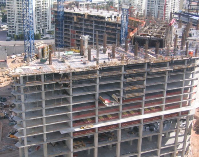 La Licencia de Construcción es la autorización oficial mediante la cual el Estado dominicano certifica que un proyecto cumple con las leyes, normas y reglamentos técnicos, legales, arquitectónicos, sanitarios y eléctricos vigentes, y que por lo tanto puede iniciar obra. (Foto: Fuente Externa)